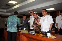 Setelah mengumumkan pengunduran diri Novanto itu, anggota MKD saling berjabat tangan. Pool/Lamhot Aritonang/detikFoto.