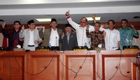 Pimpinan dan anggota MKD mengacungkan jempol bersama. Pool/Lamhot Aritonang/detikFoto.