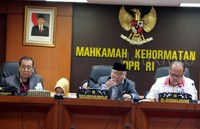 Rapat dipimpin Ketua MKD Surahman Hidayat (tengah). Pool/Lamhot Aritnang/detikFoto.