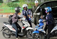 Petugas juga melakukan sosialisasi kepada para pengendara motor yang melakukan tindakan melawan arus lalu lintas yang sangat membahayakan tersebut.