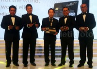 (Kiri ke kanan) Direktur Consumer Banking Bank Mandiri Hery Gunardi, Dirut Bank Mandiri Budi G Sadikin, nasabah prioritas Bank Mandiri Heryanto Tanaka, Dirut Garuda Indonesia Arif Wibowo, President Head of Business Development Mastercard Indonesia Tommy Singgih hadir dalam acara tersebut.