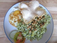 Nasi goreng hijau dibuat dari cabai hijau yang dihaluskan bersama sereh dan daun jeruk. Pelengkapnya berupa irisan tomat, timun, telur mata sapi, kacang goreng, dan kerupuk udang.