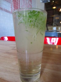 Limun Timun cocok jadi minuman pembilas dahaga yang asam segar. Dibuat dari air lemon yang diberi irisan mentimun. Slurrpp!