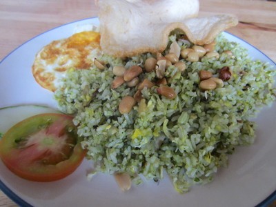 Menikmati Nasi Goreng Hijau dan Chicken Cordon Bleu di Never Been Better