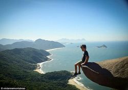 Menguak Rahasia Foto Berani Mati di Pinggir Tebing