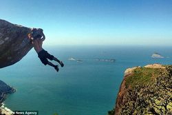 Menguak Rahasia Foto Berani Mati di Pinggir Tebing