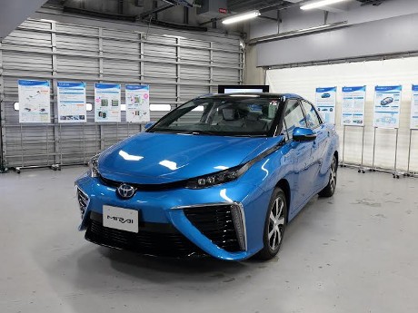 Menjajal Mobil Hidrogen Toyota Mirai di Sirkuit