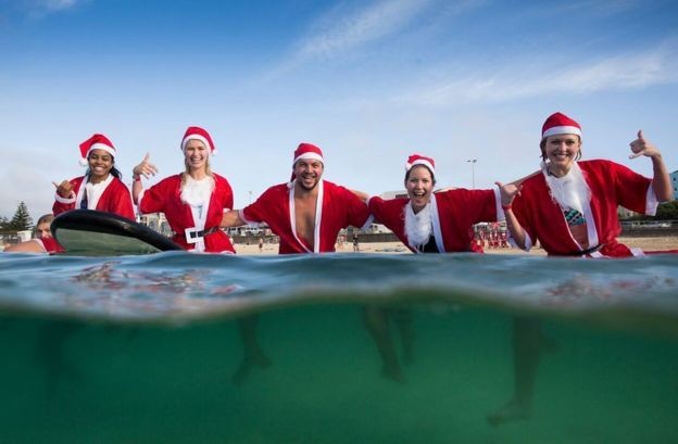 Ketika 320 Sinterklas Berselancar di Pantai Bondi Sydney