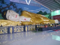 Wisata religi di Bogor, cobalah mampir ke Vihara Buddha Dharma dan 8 Pho Sat. Ada patung Buddha tidur raksasa yang tersenyum di dalamnya, yang dibuat setelah seorang pengurus vihara mendapat wangsit (Kurnia/detikTravel)