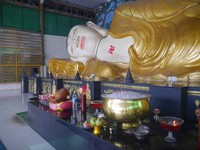 Di depan patung sudah disediakan tempat bagi umat yang ingin beribadah. Ruangan tempat patung Buddha tidur ini begitu luas dengan lantai keramik putih yang bersih (Kurnia/detikTravel)