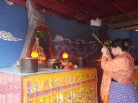 Seorang pengunjung tampak berdoa di depan salah satu patung 8 Pho Sat. Selain patung Buddha tidur raksasa, memang ada juga tempat berdoa dengan patung 8 Pho Sat di dalamnya (Kurnia/detikTravel)