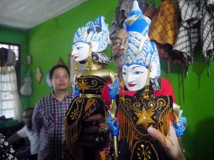 Mengintip Pembuatan Wayang Golek di Bogor