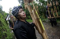 Ibu-ibu yang bermain angklung menyambut kedatangan para wisatawan saat berkunjung di Kampung Sindangbarang, Bogor, (16/12/2015).