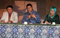 (Kiri ke kanan) Wakil Ketua DPD Farouk Muhammad, Ketua Bawaslu Muhammad, dan pengamat politik LIPI Siti Zuhro menjadi pembicara dalam diskusi “Evaluasi Pilkada Serentak”. Pool/Lamhot Aritonang/detikFoto.