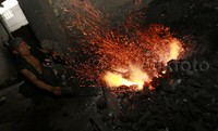 Seorang pekerja melakukan pengerjaan pembuatan gong di Gong  Factory di Jalan Pancasan, Kelurahan Pasirjaya, Bogor, Rabu (16/12/2015).