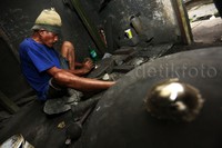 Bahan pembuatan gong sendiri diambil dari timah dan tembaga yang sudah tidak terpakai.