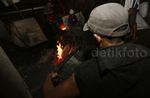 Melihat Bengkel Tua Pembuatan Gong di Bogor