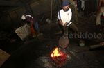 Melihat Bengkel Tua Pembuatan Gong di Bogor