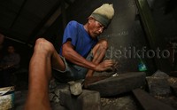 Penempaan logam ini berlangsung berulang-ulang. Lempangan logam tersebut ditempa sampai bentuk sebuah gong terwujud dan siap untuk diberi sentuhan akhir.     