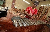 Selain pembuatan gong, di Gong Factory ini juga menerima pembuatan satu set gamelan.     