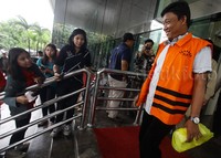Ketua DPRD Musi Banyuasin (Muba) Riamon Iskandar keluar gedung KPK usai diperiksa.