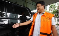Mengenakan baju tahanan warna oranye, Riamon Iskandar langsung dibawa ke Rutan Guntur.