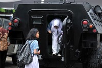 Beberapa pelajar menjajal menaiki panser TNI. Ist/Puspen TNI.