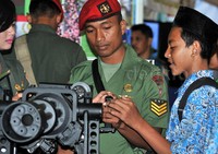 Seorang anggota TNI memberikan penjelasan soal peralatan tempur kepada pengunjung pameran. Ist/Puspen TNI.