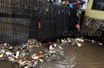 Petugas Bersihkan Sampah di Kali Baru