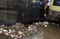 Petugas pun melakukan pembersihan sampah-sampah tersebut.