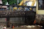 Petugas Bersihkan Sampah di Kali Baru