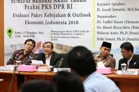 Para pembicara memberikan pemaparan dalam Seminar Refleksi Akhir Tahun “Evaluasi Paket Kebijakan dan Outlook Ekonomi Indonesia”. Ist/PKS.