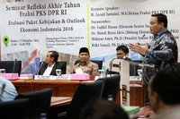 Ketua FPKS DPR Jazuli Juwaini menyimak pemaparan dari Handi Risza Idris. Ist/PKS.