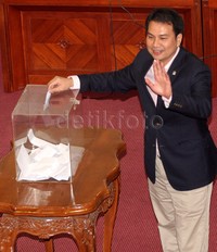 Ketua Komisi III, Azis Syamsudin memasukkan kertas suara ke kotak yang diletakkan di tengah-tengah ruang rapat. Pool/Lamhot Aritonang/detikFoto.