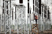 Petugas memasang trafo interbus (Interbus Transformer/IBT) di Gardu Induk Tegangan Ekstra Tinggi (GITET) Balaraja.