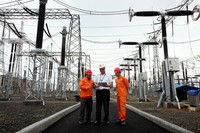 Genaral Manager PLN UIP V Robert Aprianto Purba (tengah) ikut memantau langsung perkembangan pembangunan trafo interbus (Interbus Transformer/IBT) 500/150 kV dengan kapasitas 500 Mega Volt Ampere (MVA).
