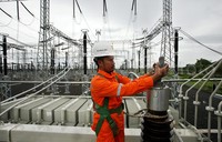 Seorang petugas mengecek kondisi GITET Balaraja.