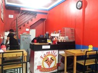 Familia Pizza Cone, gerai ini terletak di Jalan Akses Universitas Indonesia dekat sebuah perempatan.