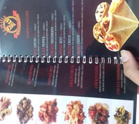 Ada dua ukuran pizza cone, yaitu medium dan large. Selain itu, ada juga beragam taburan yang lezat seperti Cheezy Cheese dan Chicken Mushroom.
