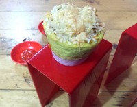 Kalau yang satu ini adalah Cheezy Cheese, dengan taburan keju di dalam dan di luar.