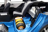 Interiornya sendiri hampir mirip-mirip dengan Prius, mulai dari kenop persnelingnya, sampai instrumennya. Bedanya dengan Prius, jika di Prius ada layar yang memperlihatkan sistem mesin bensin dan listrik menggerakkan mobil, maka di Mirai ada grafis yang memperlihatkan aliran udara dan gas hidrogen yang menghasilkan tenaga listrik. Pool/dok Toyota.