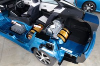 Salah satu fitur unik di interior mobil adalah tombol H20. Ya tombol air. Memijit tombol ini akan membuat mobil 'pipis' alias mengeluarkan air sebagai hasil reaksi antara gas hidrogen dan udara. Pool/dok Toyota.