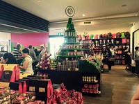 Yarra Valley Chocolaterie & Ice Creamery berada di 35 Old Healesville Road, Yarra Glen Victoria. Menjelang Natal, seperti ini dekorasi tokonya (Rita/detikTravel)