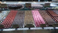 Aneka cokelat yang menggugah selera berbaris dengan manisnya. Sst, semua cokelat ini berasal langsung dari pusat produksinya lho! (Rita/detikTravel)