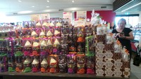 Sebagai toko di pusat produksi, sudah tentu banyak sekali produk yang dijual. Tidak seperti toko coklat kebanyakan. Yang ini malah terlihat seperti toko mainan saking banyaknya cokelat yang dijajakan (Rita/detikTravel)