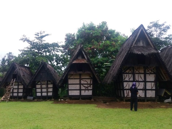 Selain Rumah Pesanggrahan, banyak bangunan tradisional lainnya di Kampung Sindangbarang. Seperti, 6 lumbung padi, Imah Gede, Girang Serat, serta Balai Riungan (Kurnia/detikTravel)