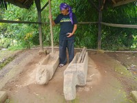 Masyarakat desa dahulu menumbuk padi dengan berirama agar semangat. Alat yang digunakan adalah lisung atau lesung (Kurnia/detikTravel)