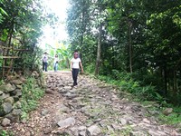 Jalan setapak menuju kampung. Jalanan berbatu dan agak licin ketika hujan, jadi wisatawan harus berhati-hati (Kurnia/detikTravel)