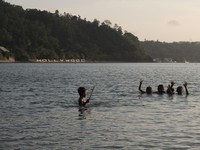 Pantai di Desa Eri sendiri sangat bersih. Kala sore hari, Anak-anak setempat menghabiskan waktu dengan berenang di pantainya sambil bermain air. Mereka pun berenang di depan Hollywood tersebut (Afif/detikTravel)