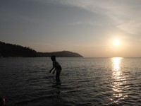 Setelah mengabadikan tulisan Hollywood, jangan buru-buru untuk pulang. Kini saatnya menanti momen matahari yang tenggelam ke dalam Teluk Ambon. Cantik sekali! (Afif/detikTravel)